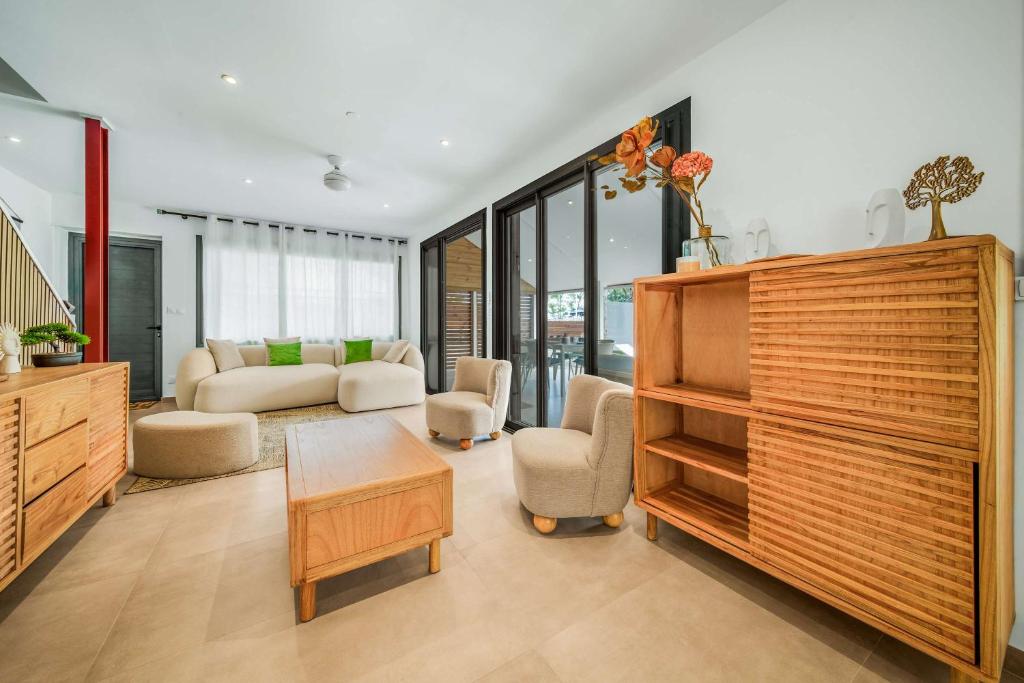 Salon lumineux de la Villa Mahyra avec mobilier en bois