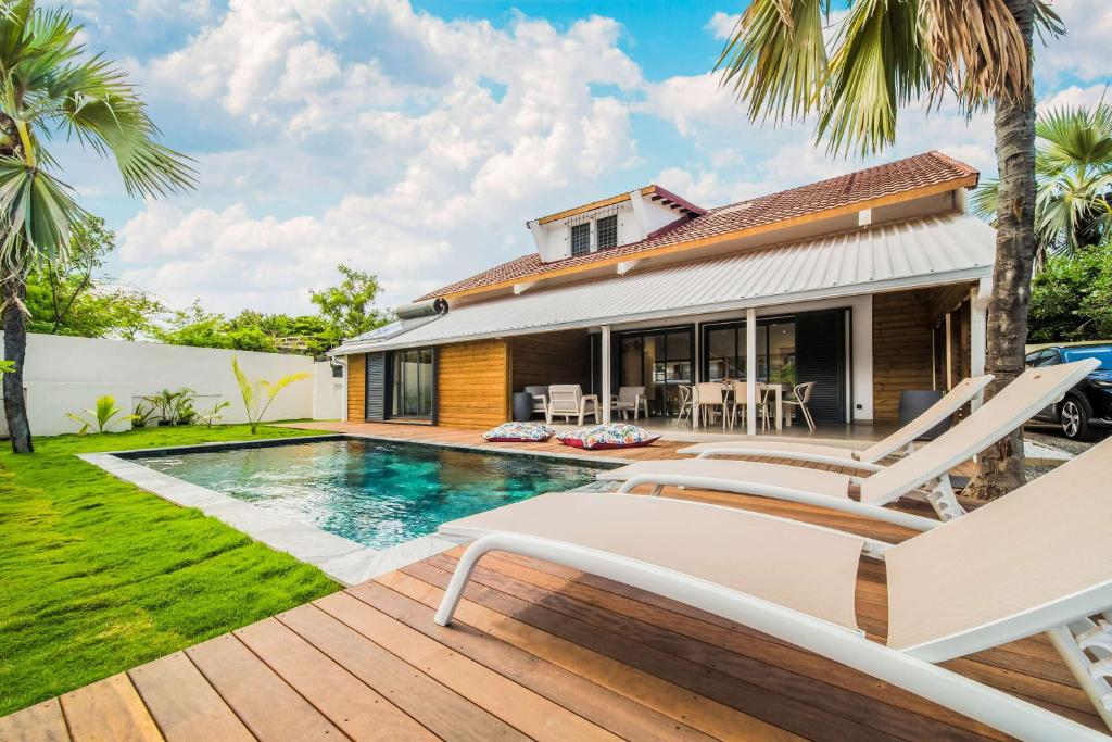 Piscine privée, jardin et transats de la Villa Mahyra
