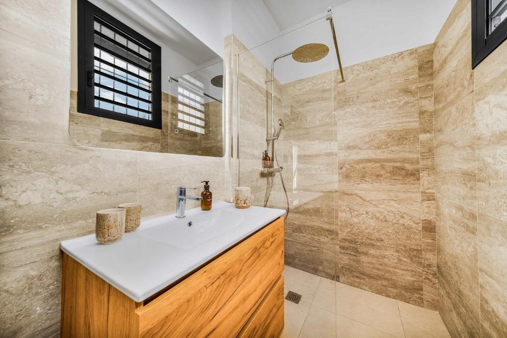 Salle de bains avec baignoire et vasque