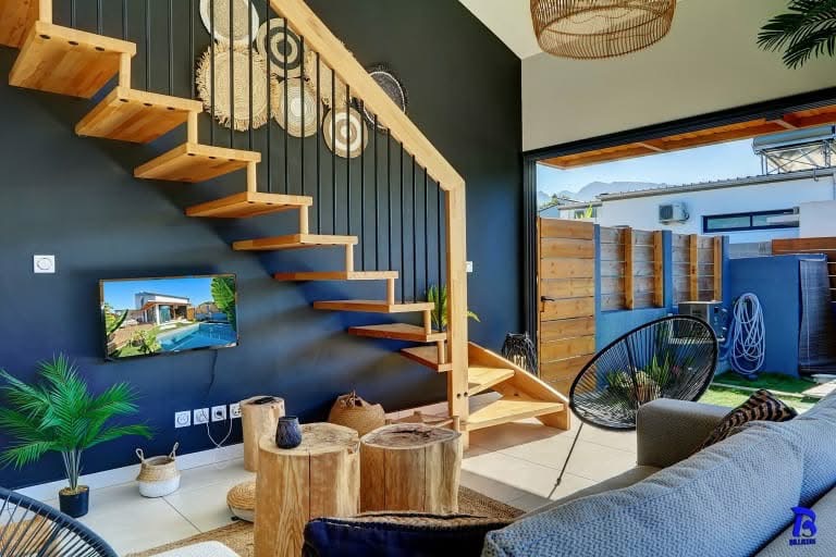 Salon avec escalier suspendu et accès à la terrasse