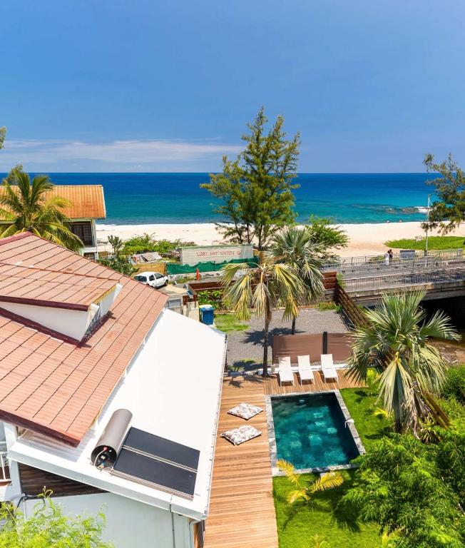 Vue aérienne de la piscine de la Villa Mahyra et de la plage de Boucan Canot