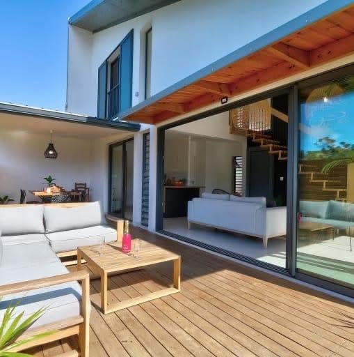 Salon extérieur abrité sur la terrasse en bois