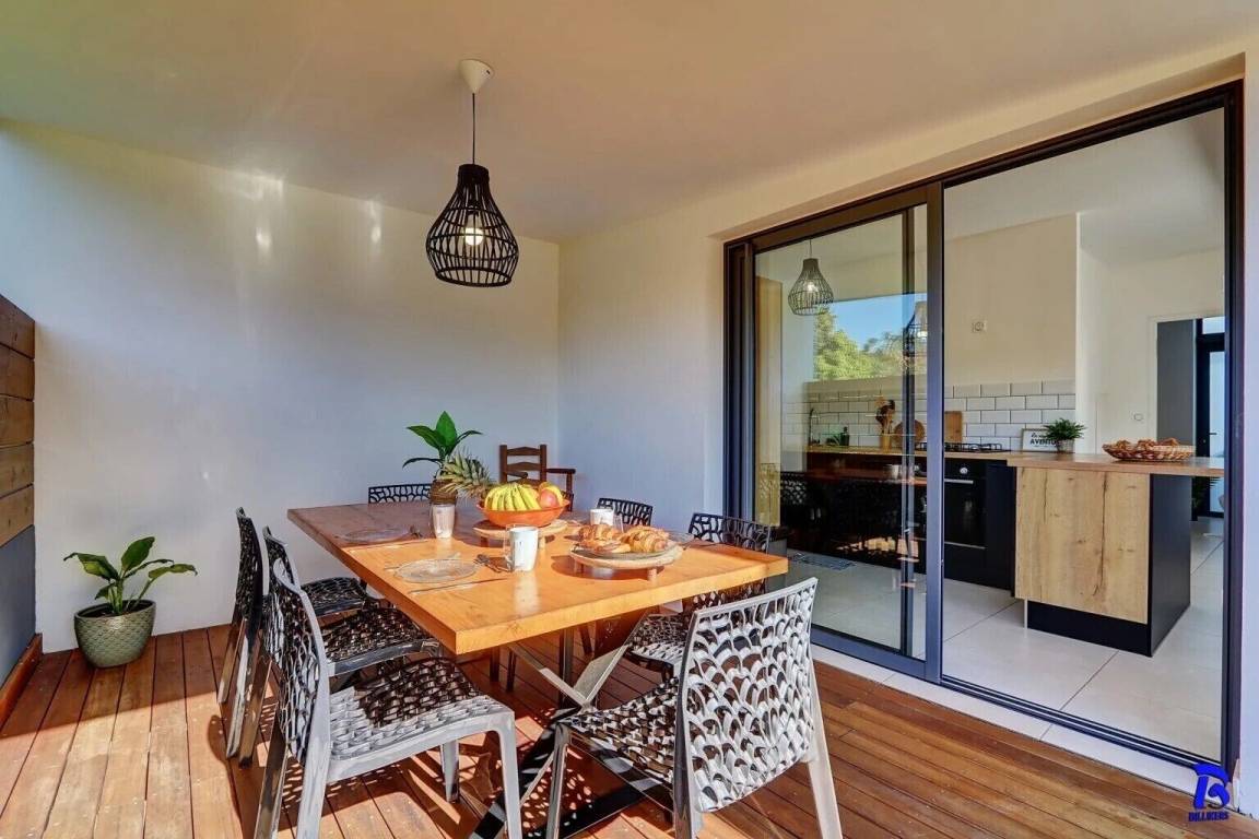 Salle à manger extérieure ouverte sur la cuisine