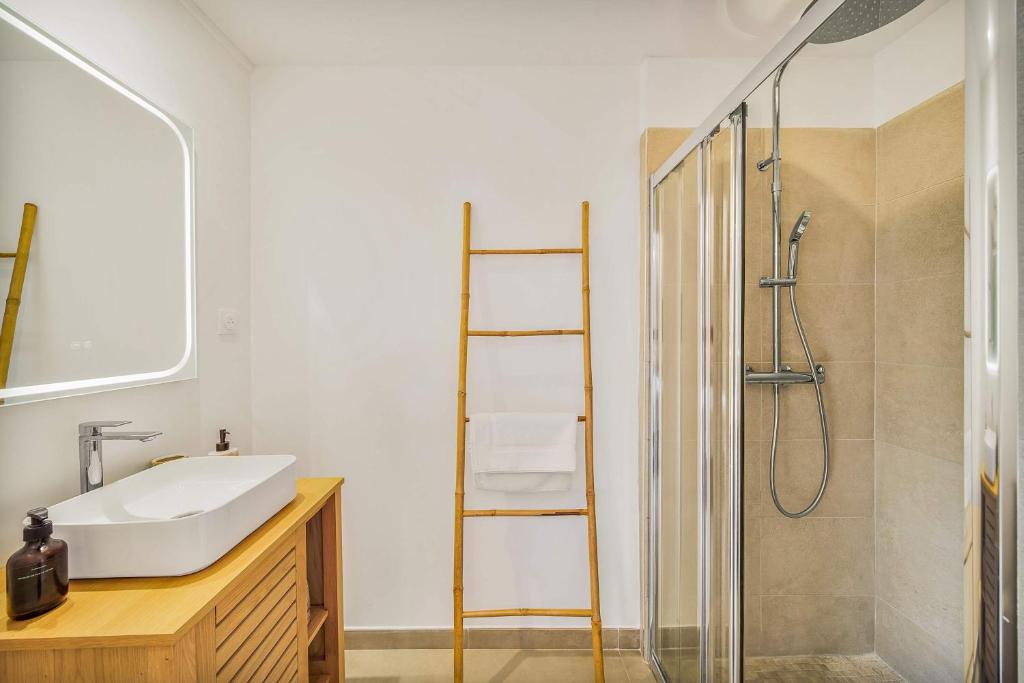 Salle de bains lumineuse avec douche de la Villa Mahyra