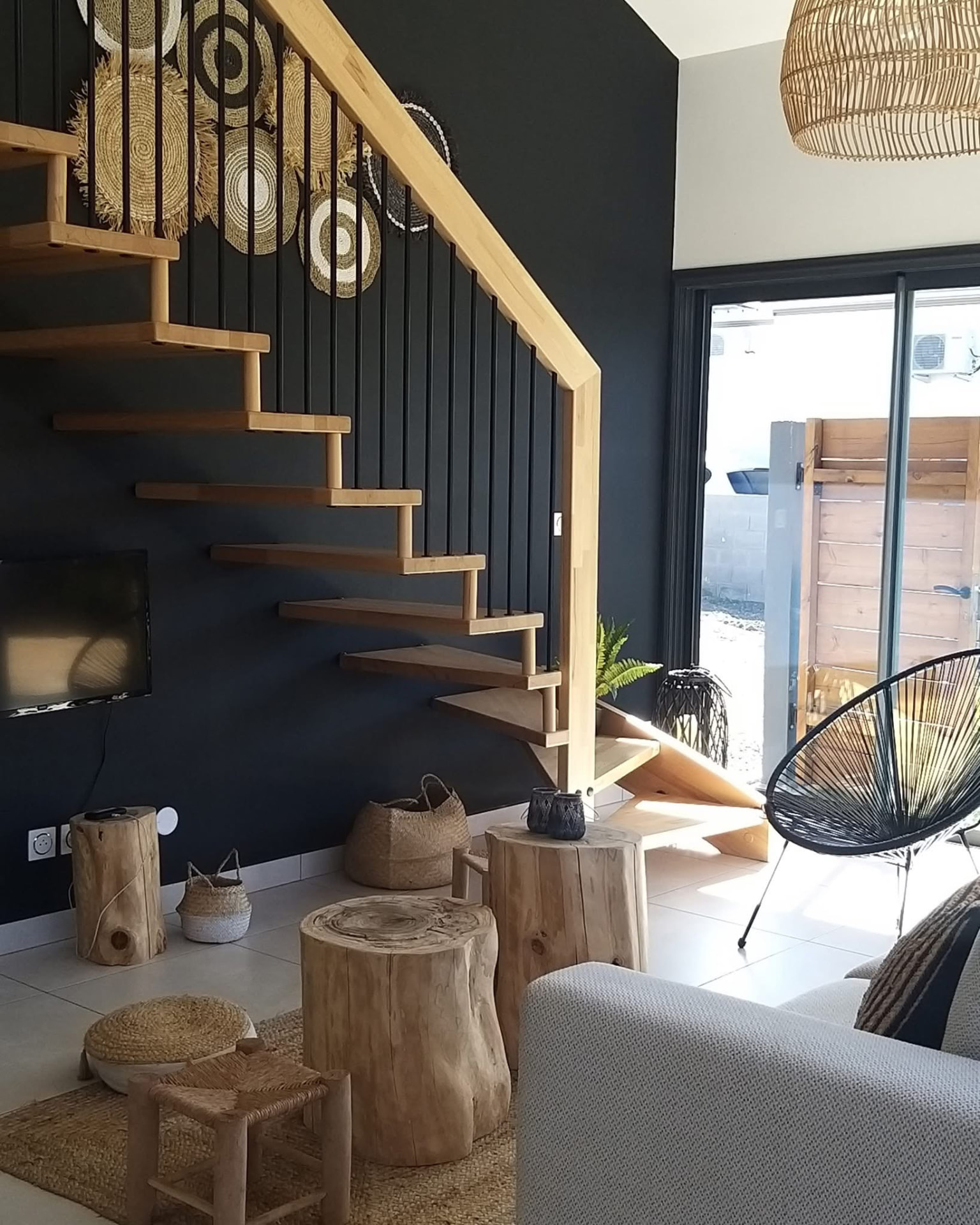 Escalier en bois et décoration en vannerie