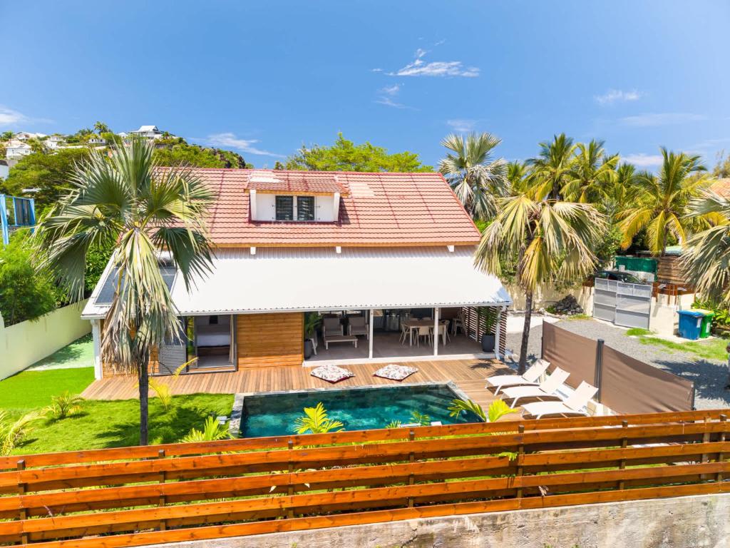 Vue d’ensemble de la Villa Mahyra, de sa terrasse et de sa piscine