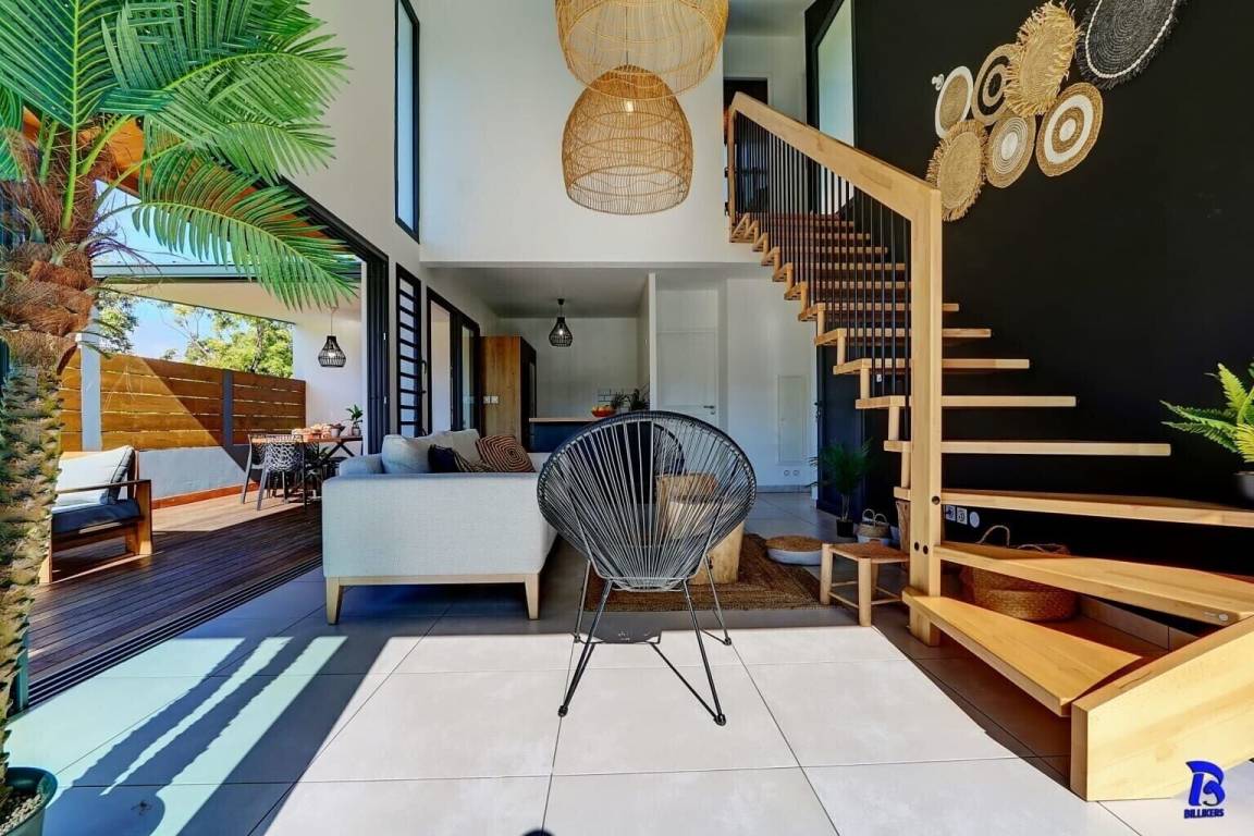 Salon avec canapé, fauteuil Acapulco et décoration artisanale