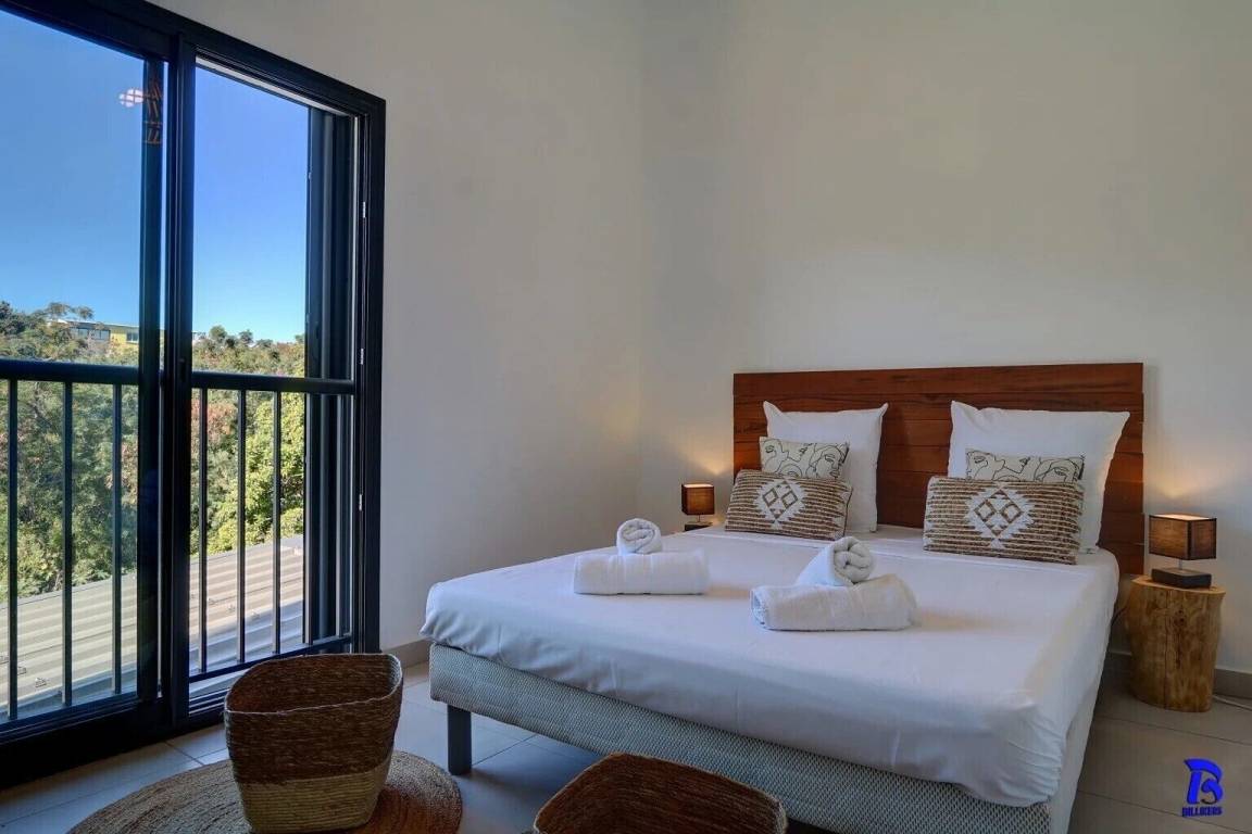 Chambre parentale avec lit double et vue sur la verdure