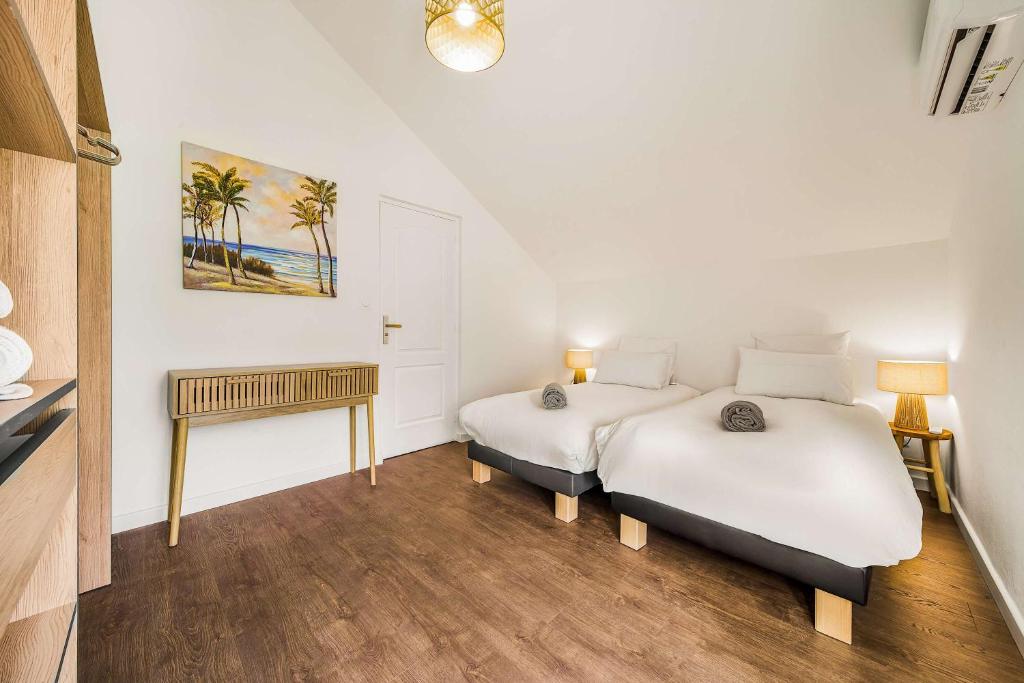Chambre avec lits simples de la Villa Mahyra