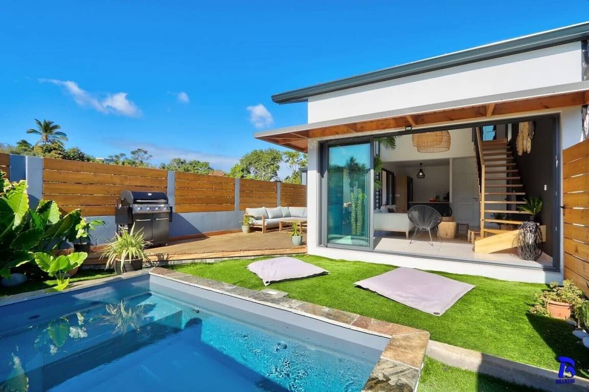 Piscine privée chauffée avec barbecue et jardin clôturé