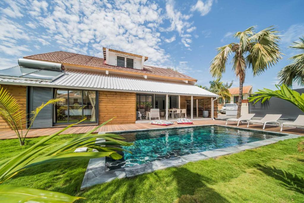 Villa Mahyra avec sa piscine privée chauffée et sa vue sur l’océan Indien